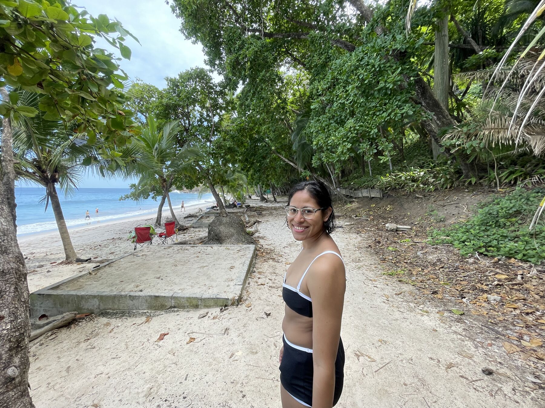 A guest on the path down to the beach at Playa Mantas — Jacó beach snorkel tours