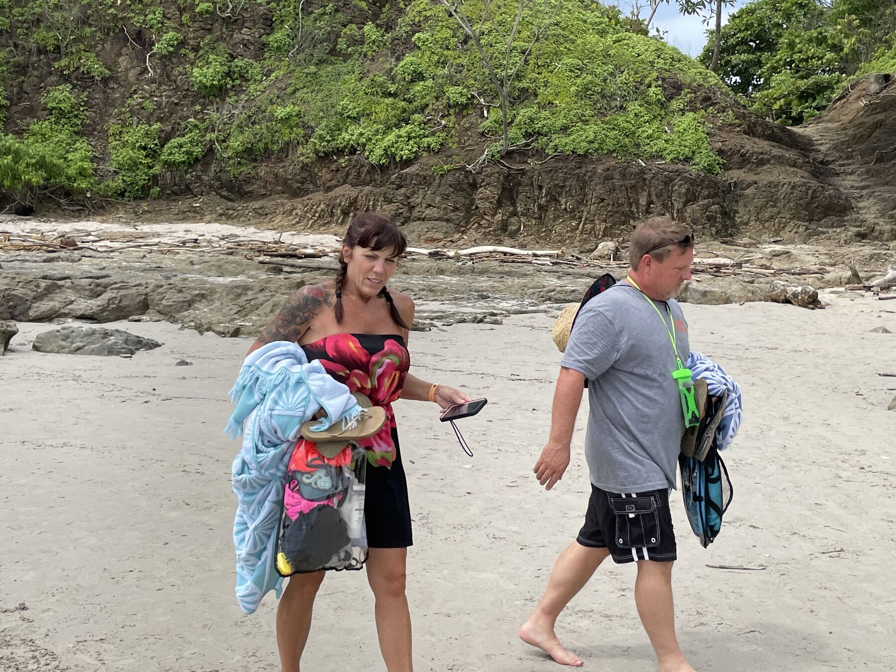 Guests arriving on the beach with their towels at Playa Mantas — top snorkel tour Jaco beach