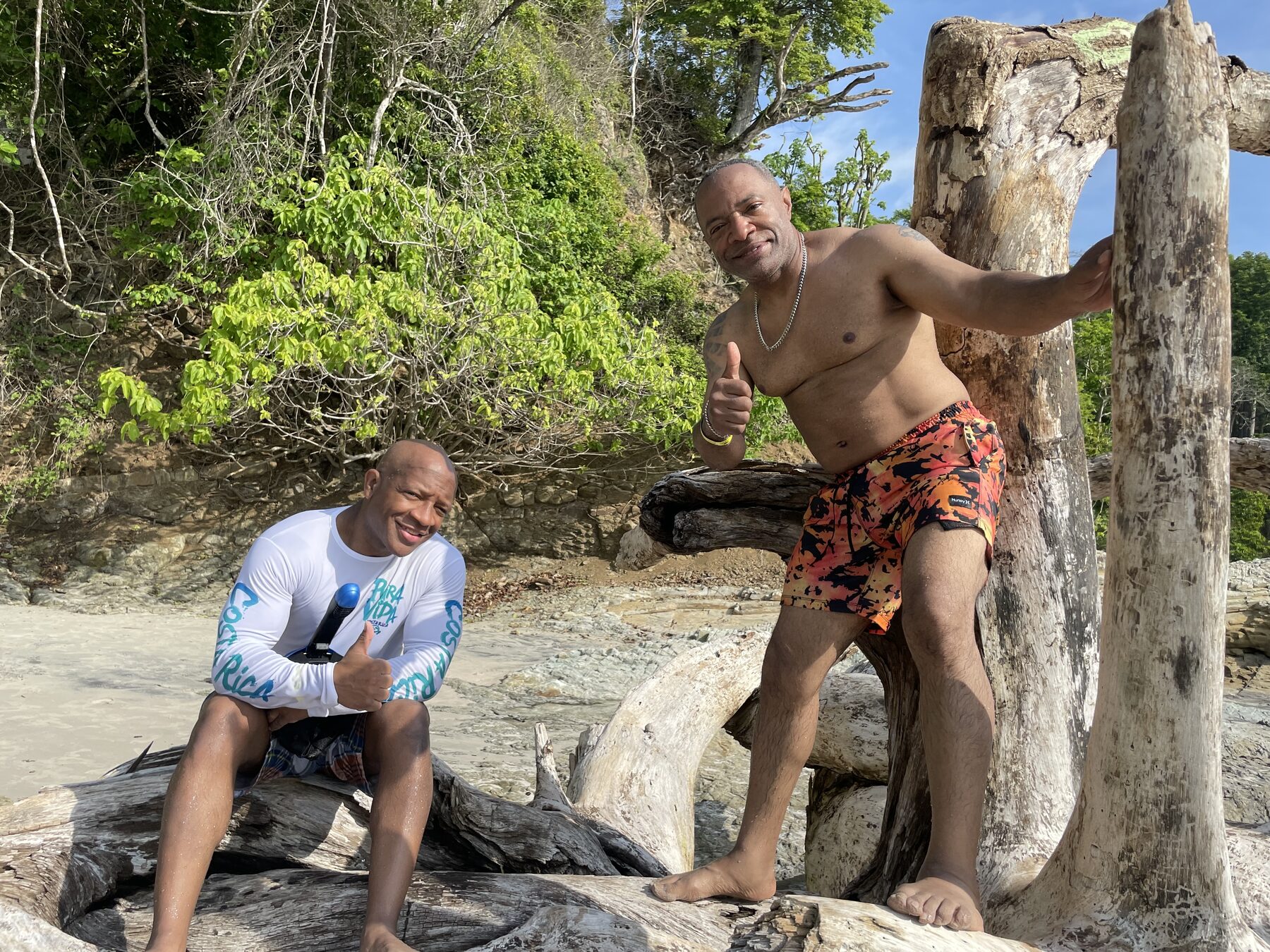 All smiles and thumbs up on the beach — our guides love what they do. — Jacó beach snorkel tours with Snorkel Jaco
