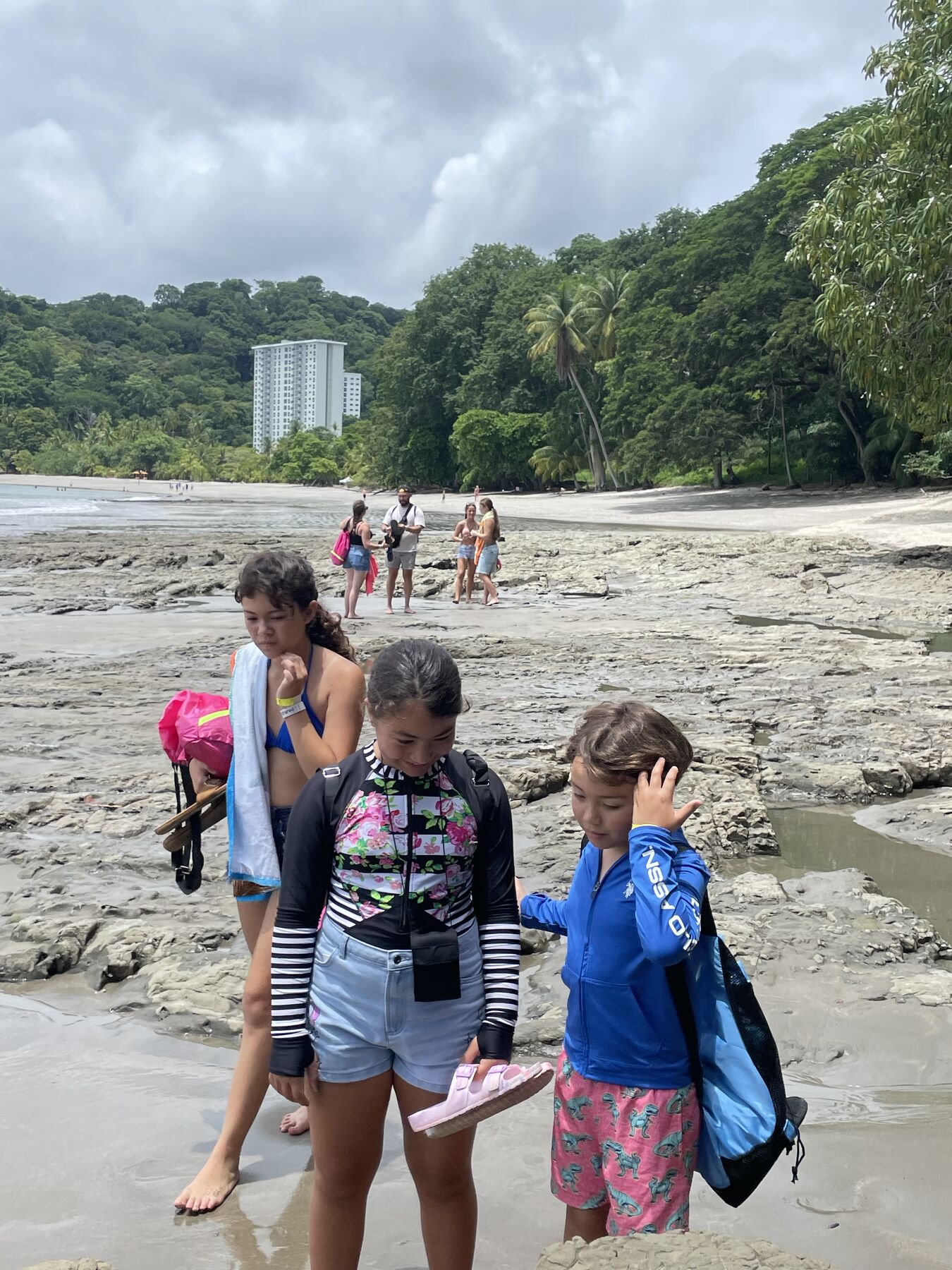 Kids walking the beach with snorkel gear at Playa Mantas — top snorkel tour Jaco beach