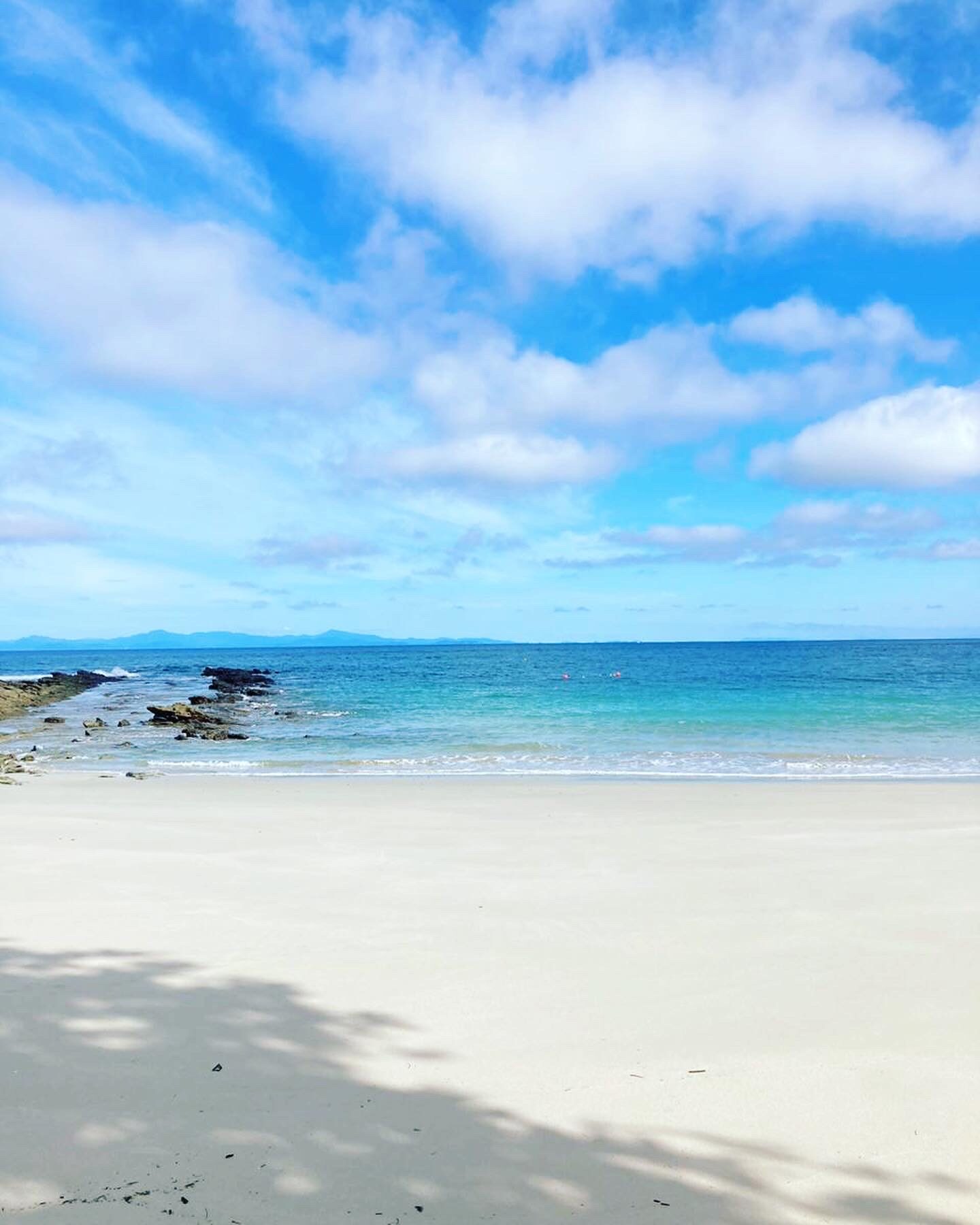The calm white-sand cove and turquoise water at Playa Mantas — Jaco Costa Rica best snorkeling