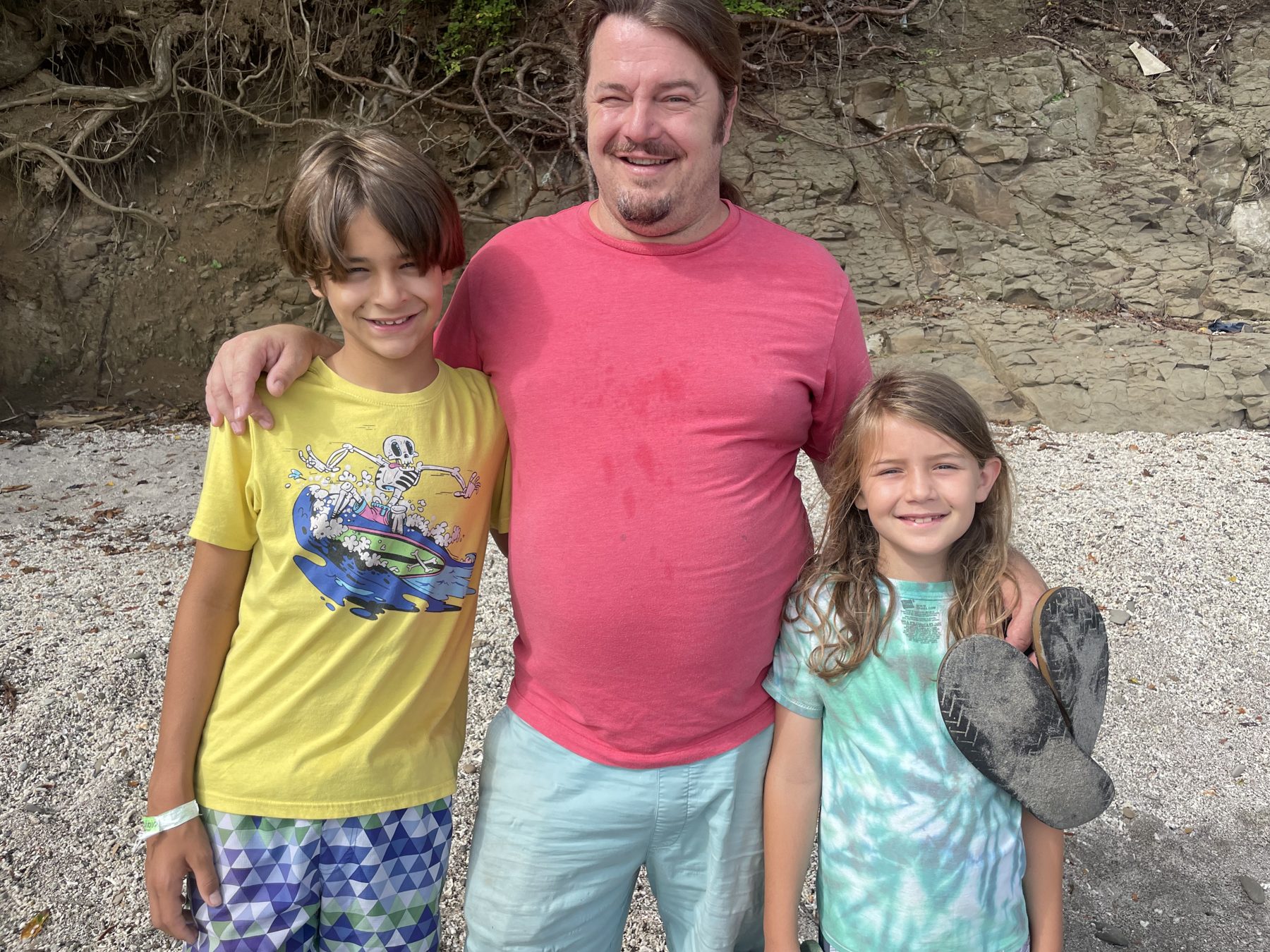 A dad and two kids on the beach after a Jaco snorkel tour — Jaco beach snorkeling