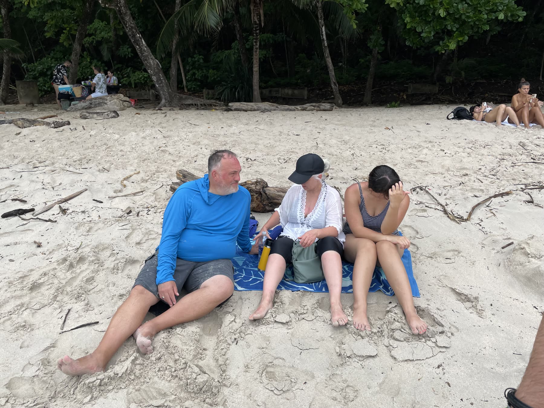 Young guests sitting on the sand at Playa Mantas — Jaco Costa Rica best snorkeling