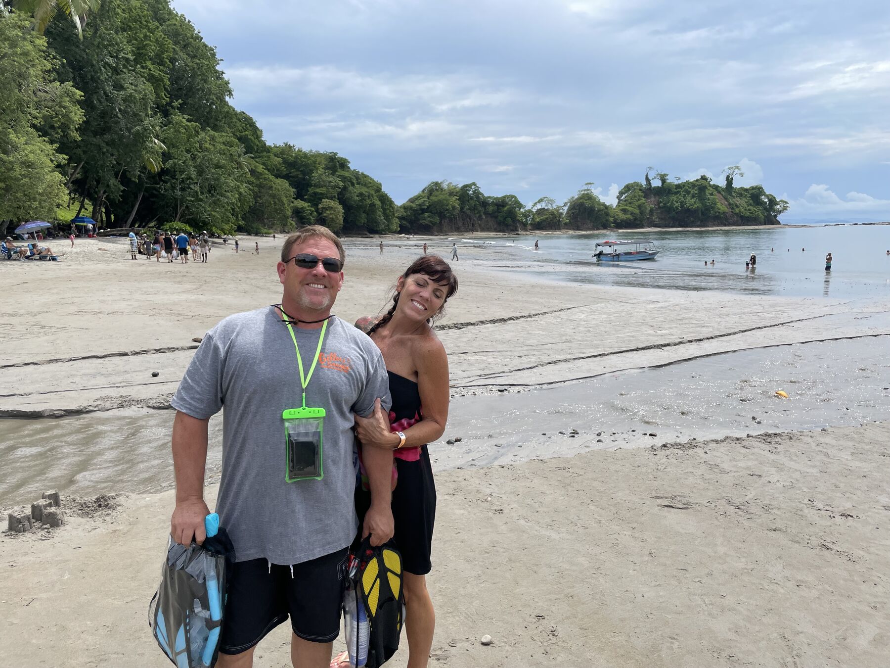 Two guests with their snorkel fins on the beach at Playa Mantas on a best snorkel tour Jaco beach day