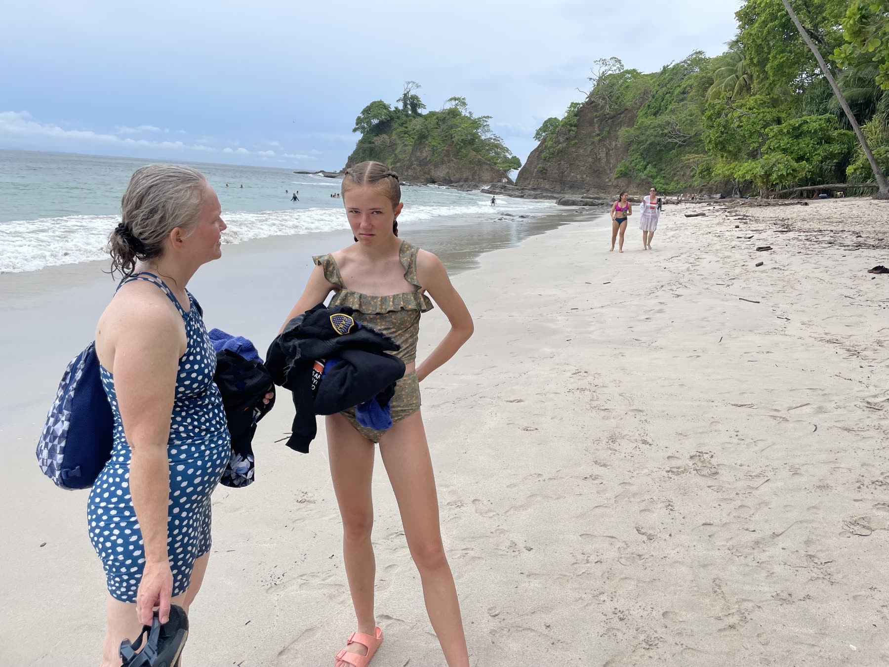Two guests with their snorkel gear at Playa Mantas — top snorkel tour Jaco beach